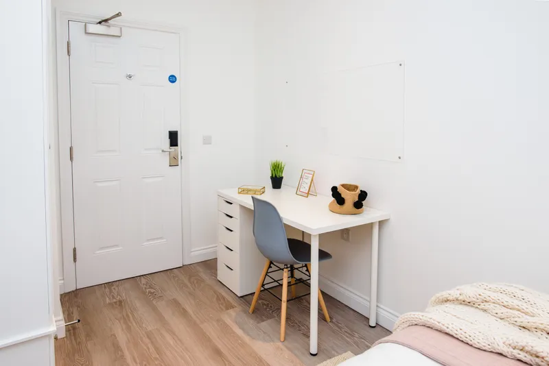 Flat A, 25 Lister Gate - Luxury 5 Bed City Centre Apartment - Thumbnail 3